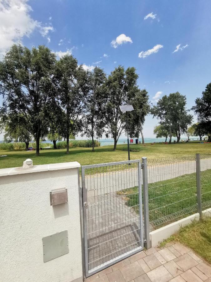 Vízpart Honvéd Apartman Balatonlelle Esterno foto